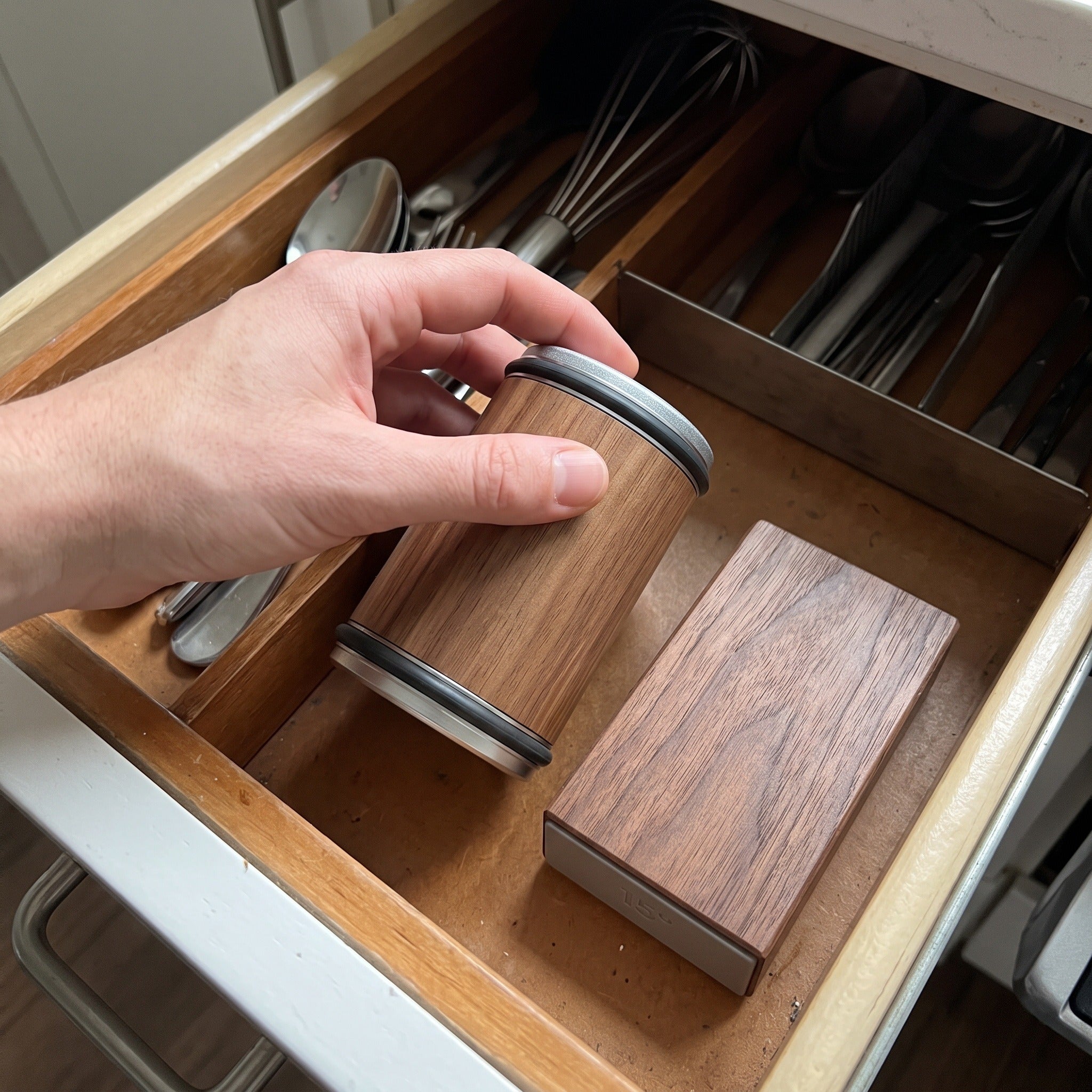 Putting the roller beside the guide in a kitchen drawer